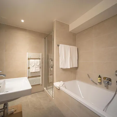 Au Major Davel 2* Cully